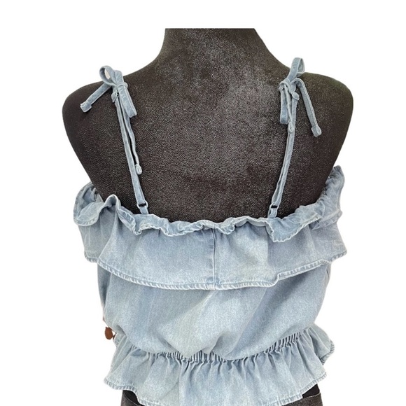 American Eagle denim crop top . Tagged as XS but fits S due . - Picture 2 of 4